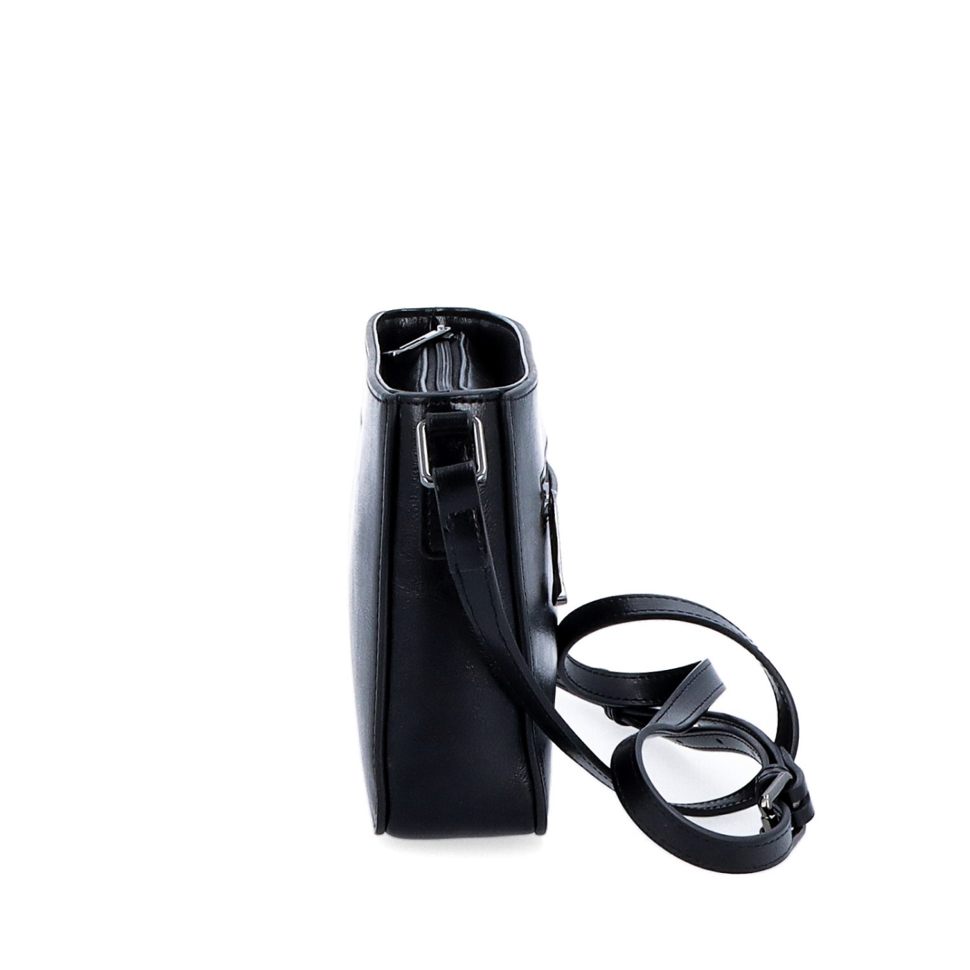 Elegantní, pevnější kožená crossbody kabelka Noelia Bolger materiál kůže zapínání na zip barva černá velikost malá NB 0103 C Z boku