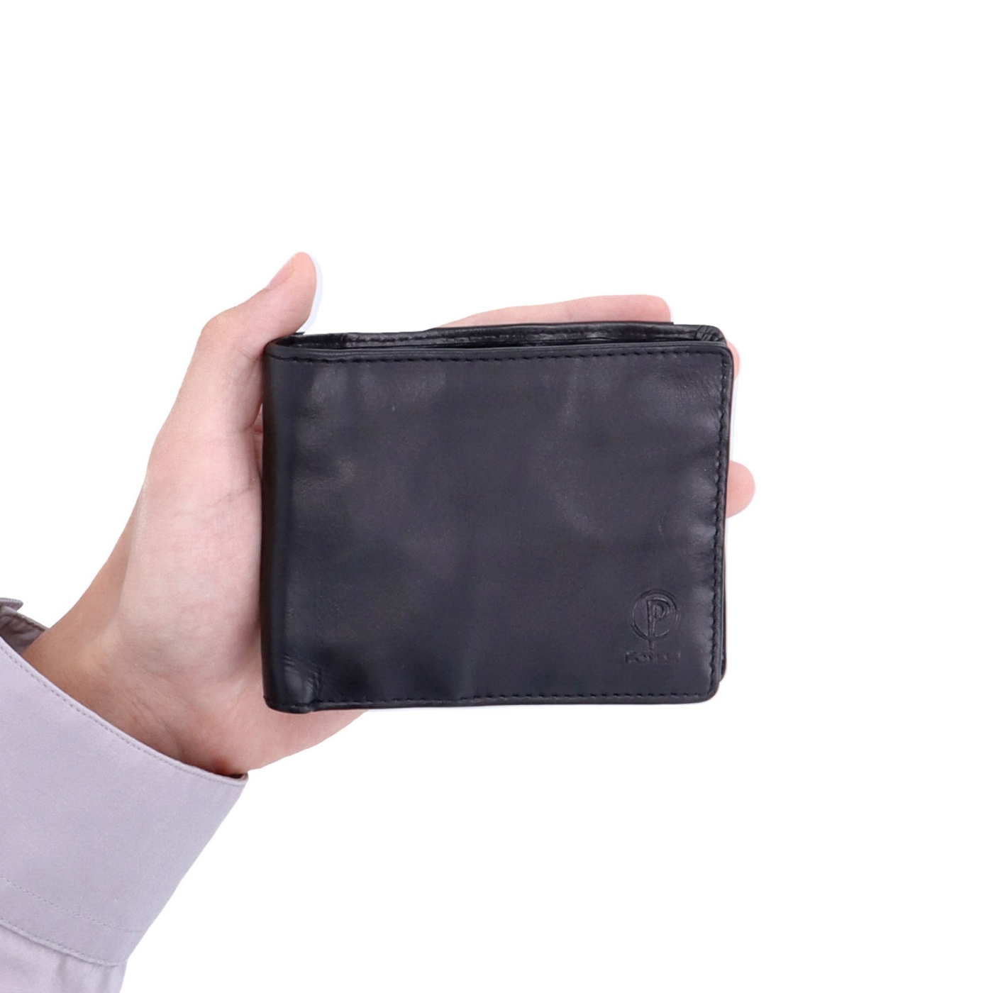 Praktická kompaktní peněženka z pravé kůže Poyem materiál kůže zapínání Bez zapínání barva černá velikost malá 5243 Poyem C V ruce