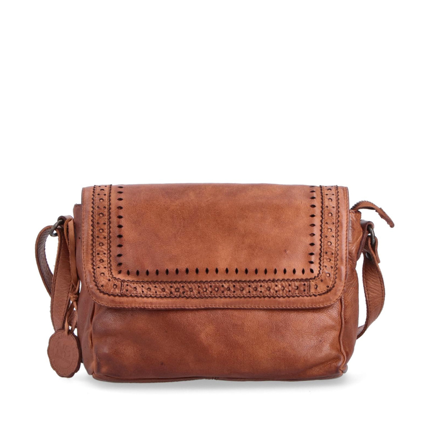 Designová kožená crossbody kabelka s klopou Noelia Bolger materiál kůže zapínání na zip barva koňaková velikost malá NB 2026 KO Zepředu