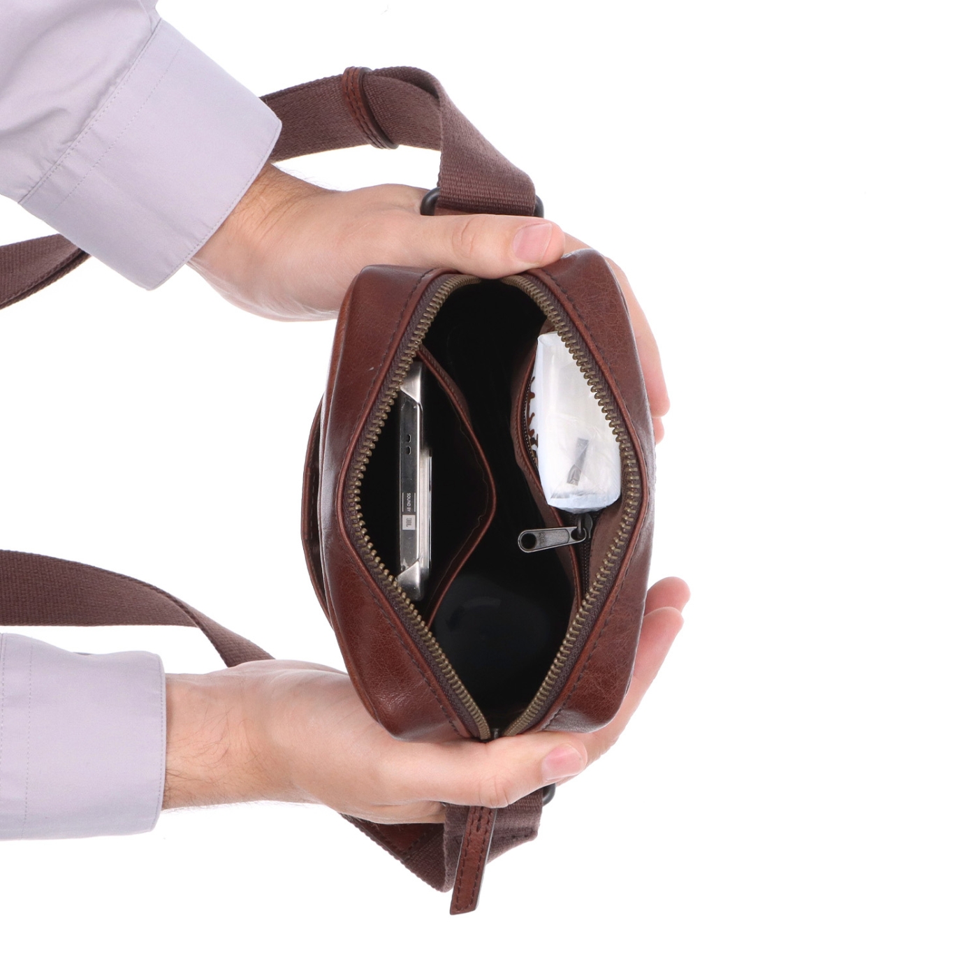Malá kožená crossbody Poyem materiál kůže zapínání na zip barva hnědá velikost malá 2213 Poyem H Vnitřek