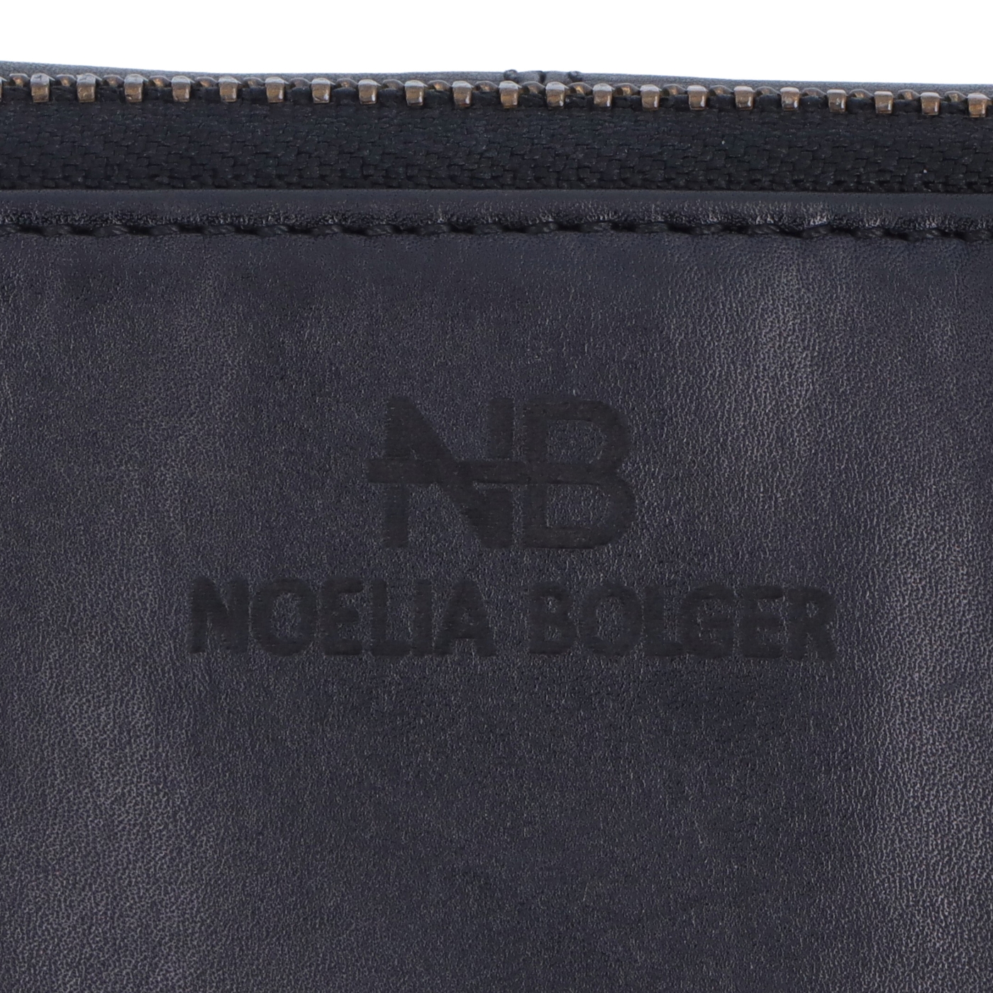 Kožená peněženka s kapsou na zip Noelia Bolger materiál kůže zapínání na cvoček barva černá velikost malá 5136 NB C Logo
