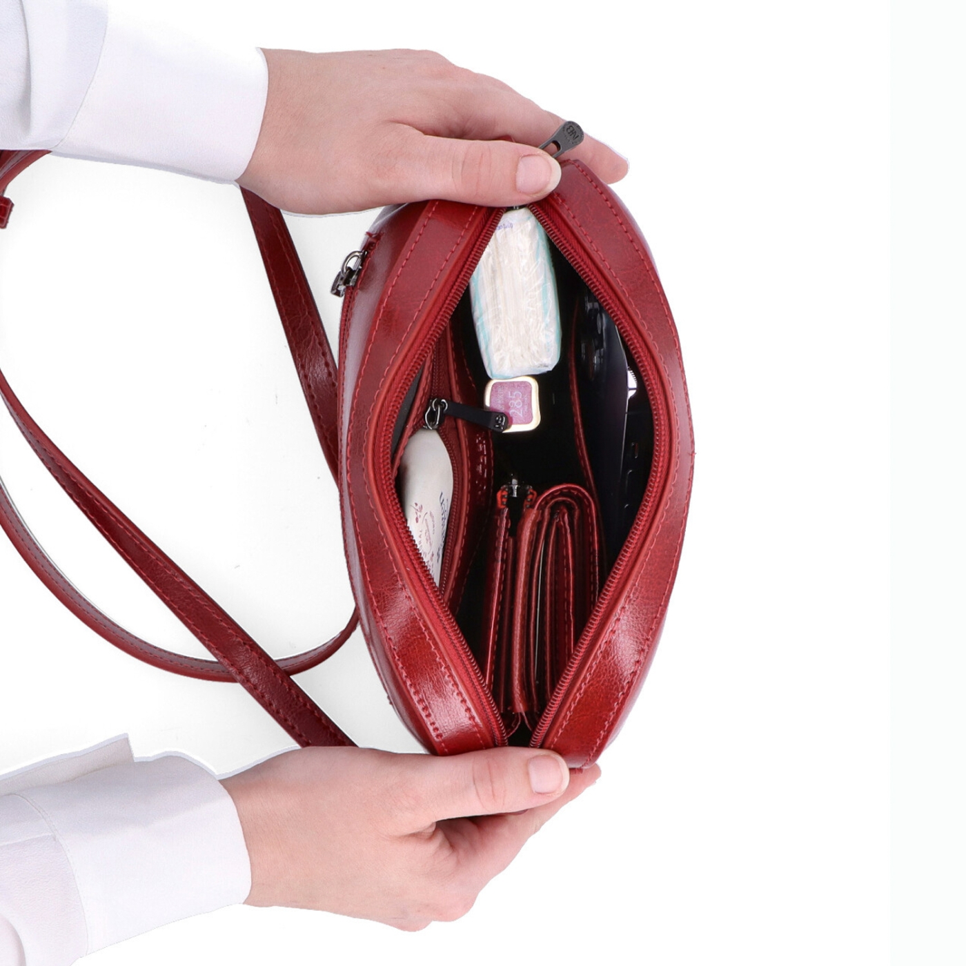Malá minimalistická kožená crossbody kabelka Noelia Bolger materiál kůže zapínání na zip barva červená velikost malá NB 0106 TCV Vnitřek