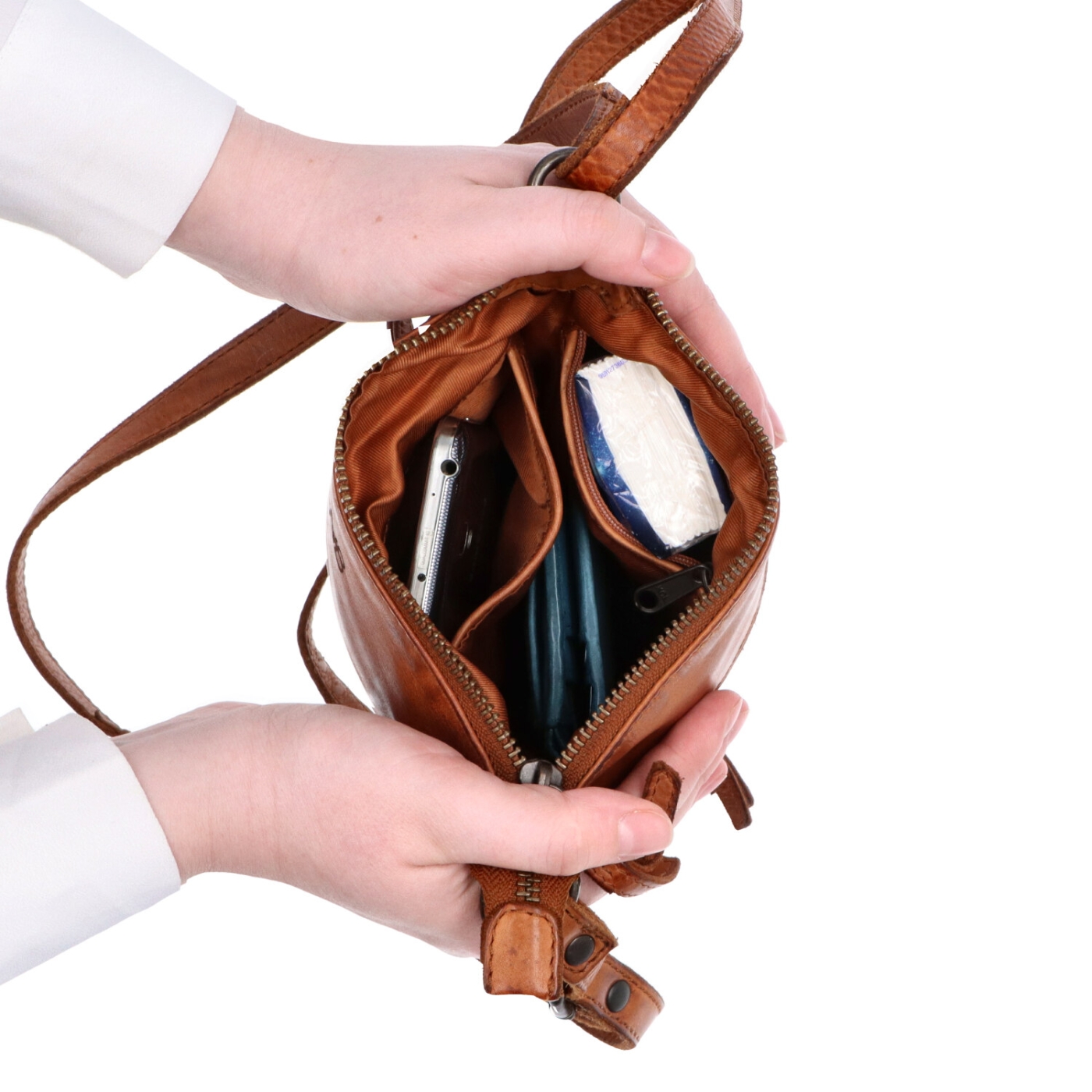 Malá kožená crossbody se zapínáním na zip Noelia Bolger materiál kůže zapínání na zip barva koňaková velikost malá NB 2090 KO Vnitřek