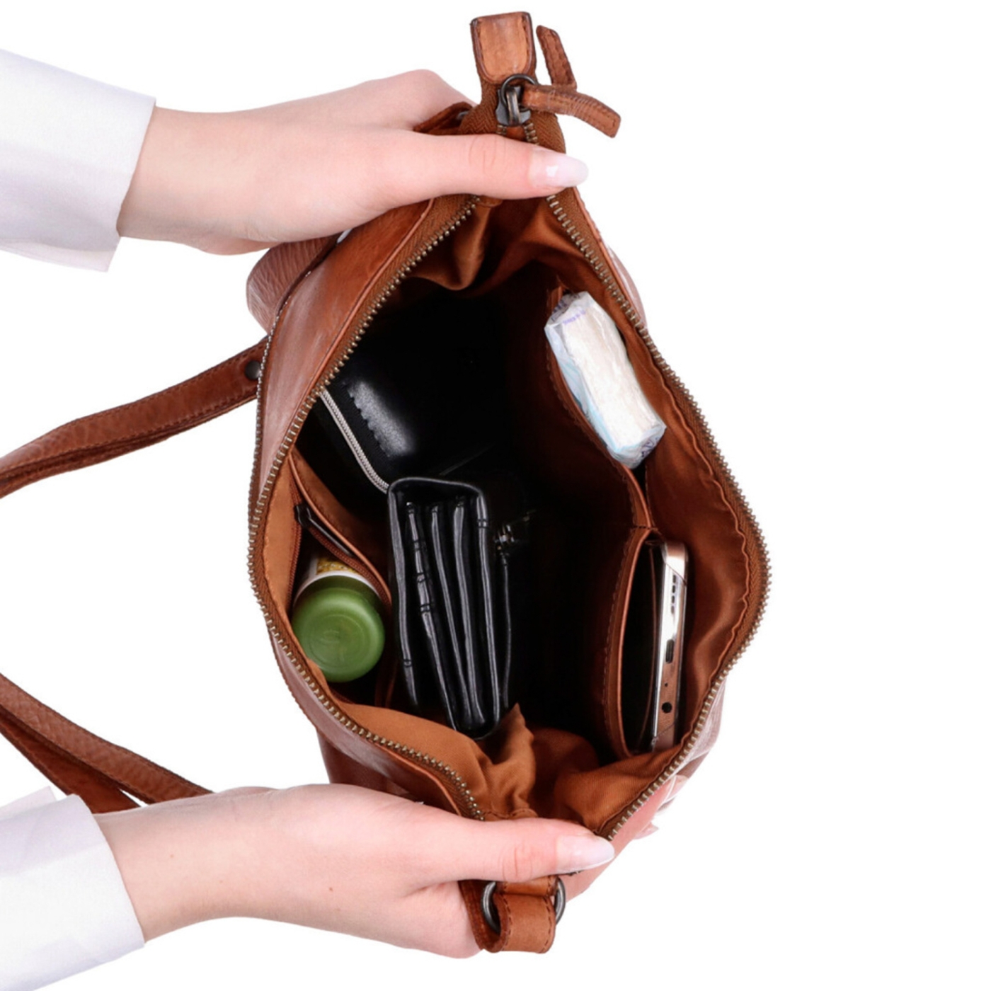 Nadčasová kožená kabelka přes rameno Noelia Bolger materiál kůže zapínání na zip barva koňaková velikost střední NB 2405 KO Vnitřek