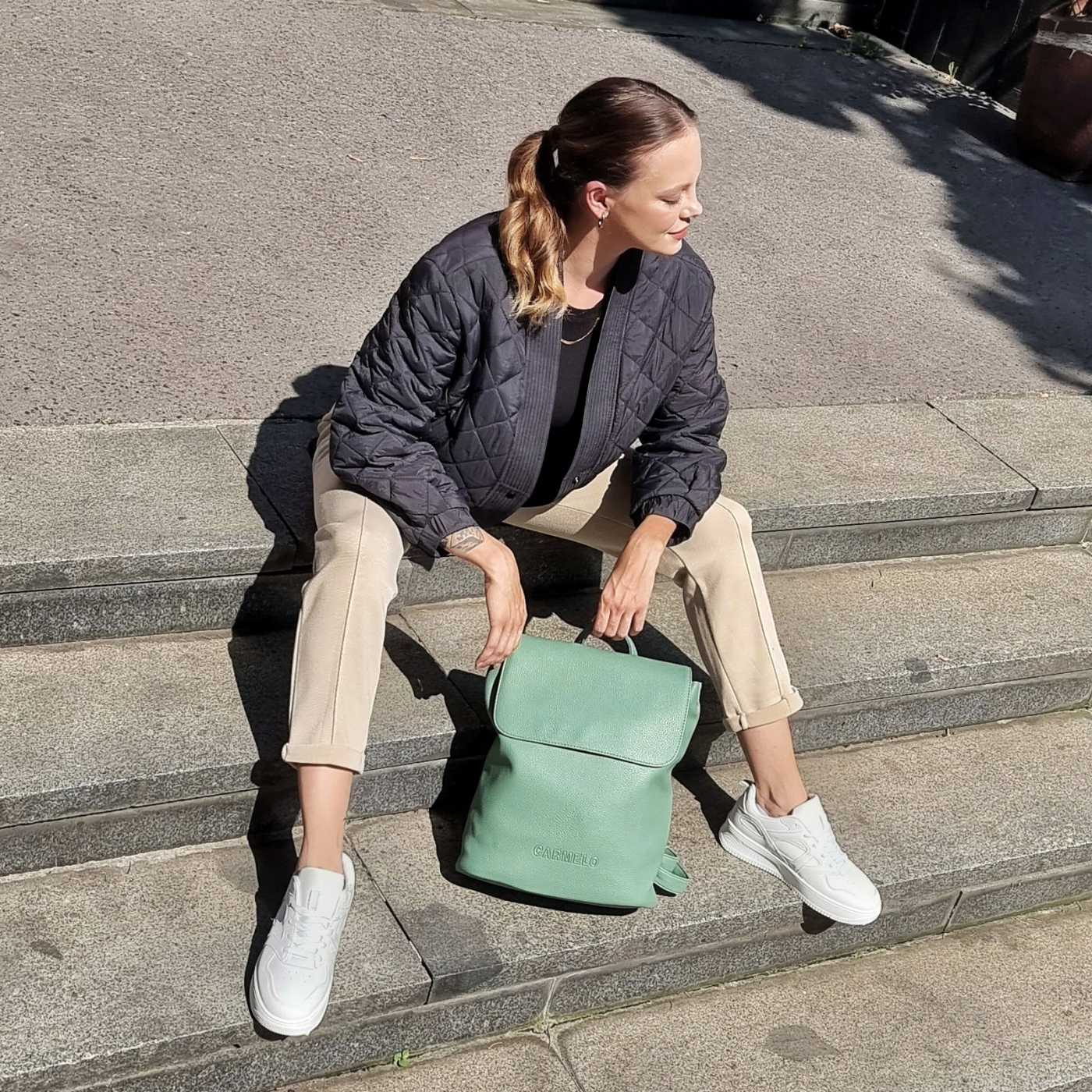 Dámský batoh Carmelo materiál syntetická kůže zapínání na zip barva zelená velikost střední 4276 ZE Lifestyle