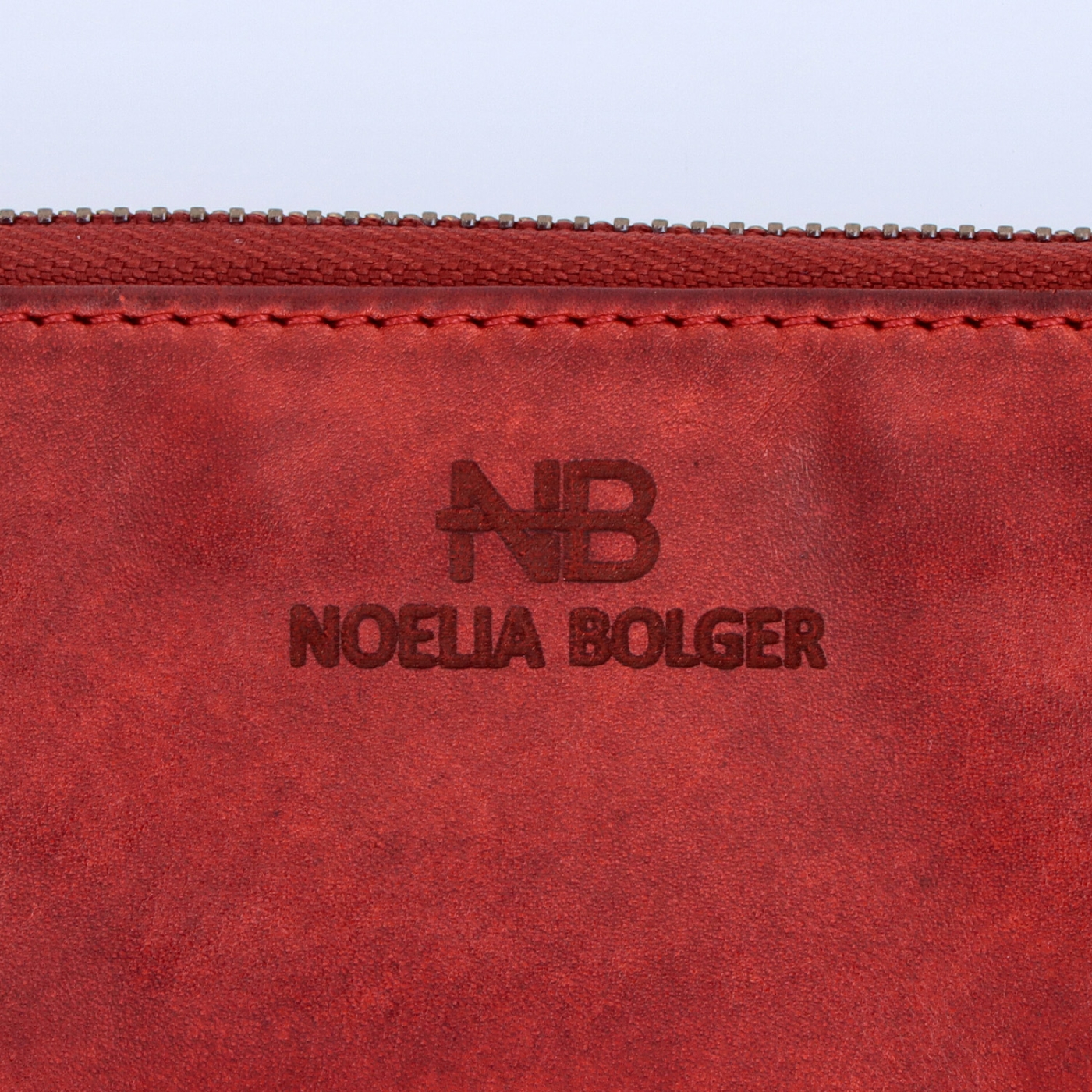 Podlouhlá kožená peněženka s prošíváním Noelia Bolger materiál kůže zapínání na zip barva červená velikost velká 5125 NB CV Logo