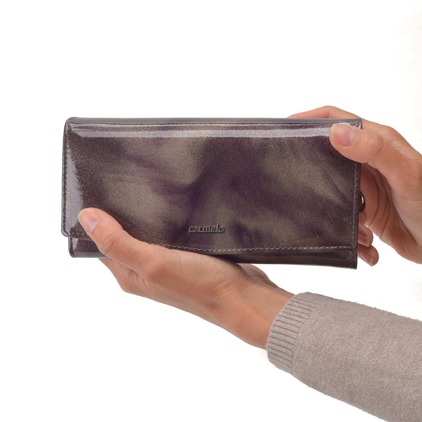 Elegantní dlouhá peněženka Carmelo materiál kůže zapínání na cvoček barva taupe velikost velká 2109 P T V ruce