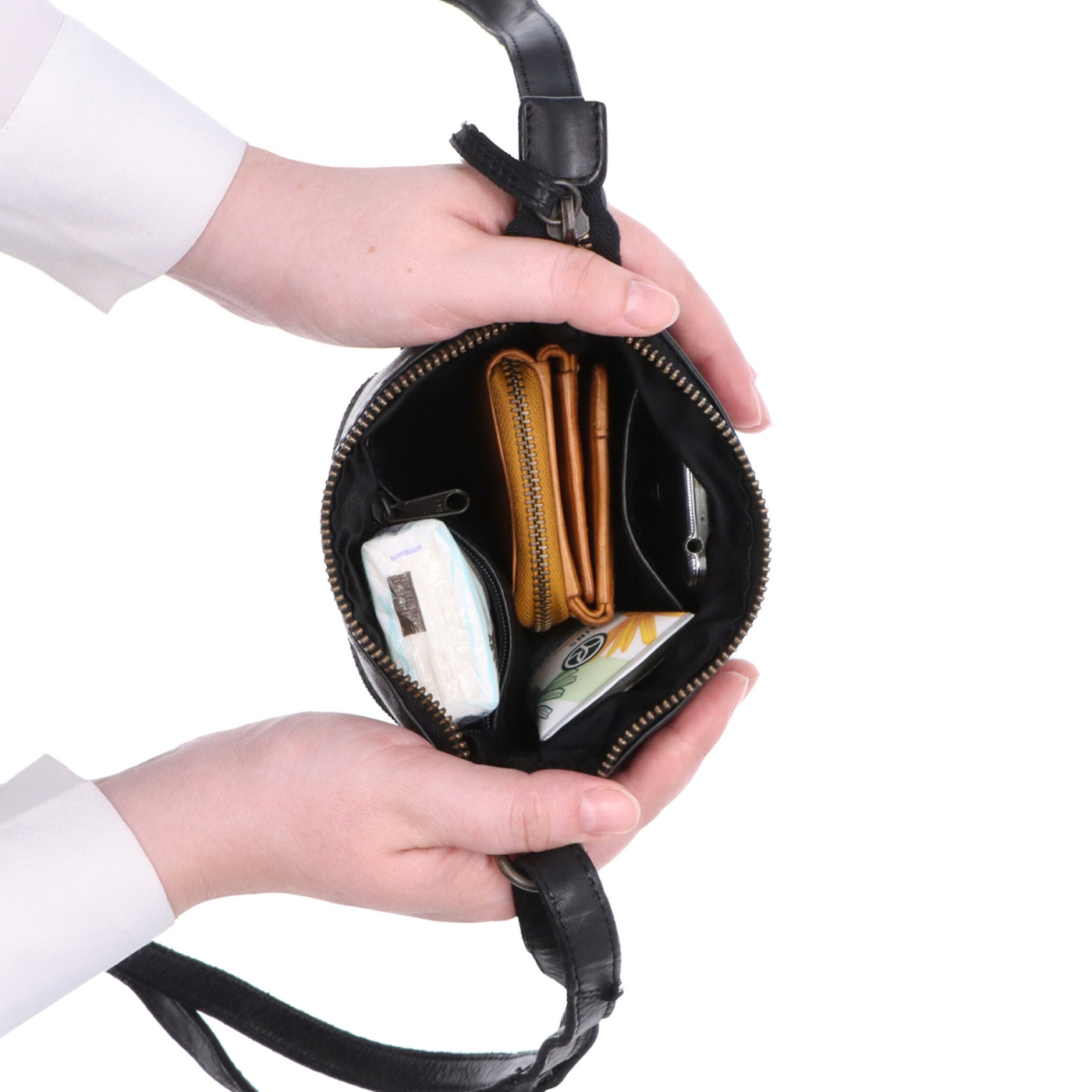 Elegantní kožená crossbody kabelka Noelia Bolger materiál kůže zapínání na zip barva černá velikost malá NB 2415 C Vnitřek