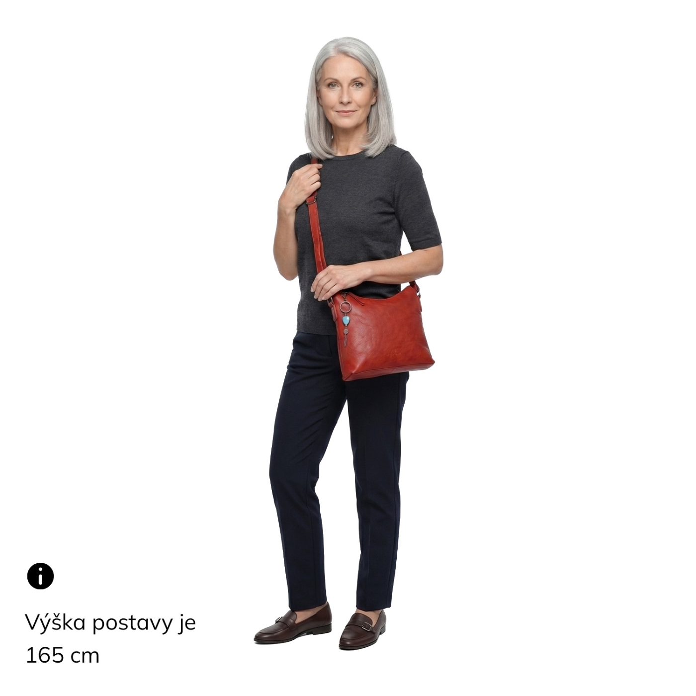 Kožená crossbody kabelka s přívěskem Noelia Bolger materiál kůže zapínání na zip barva červená velikost malá NB 3100 CV Na postavě