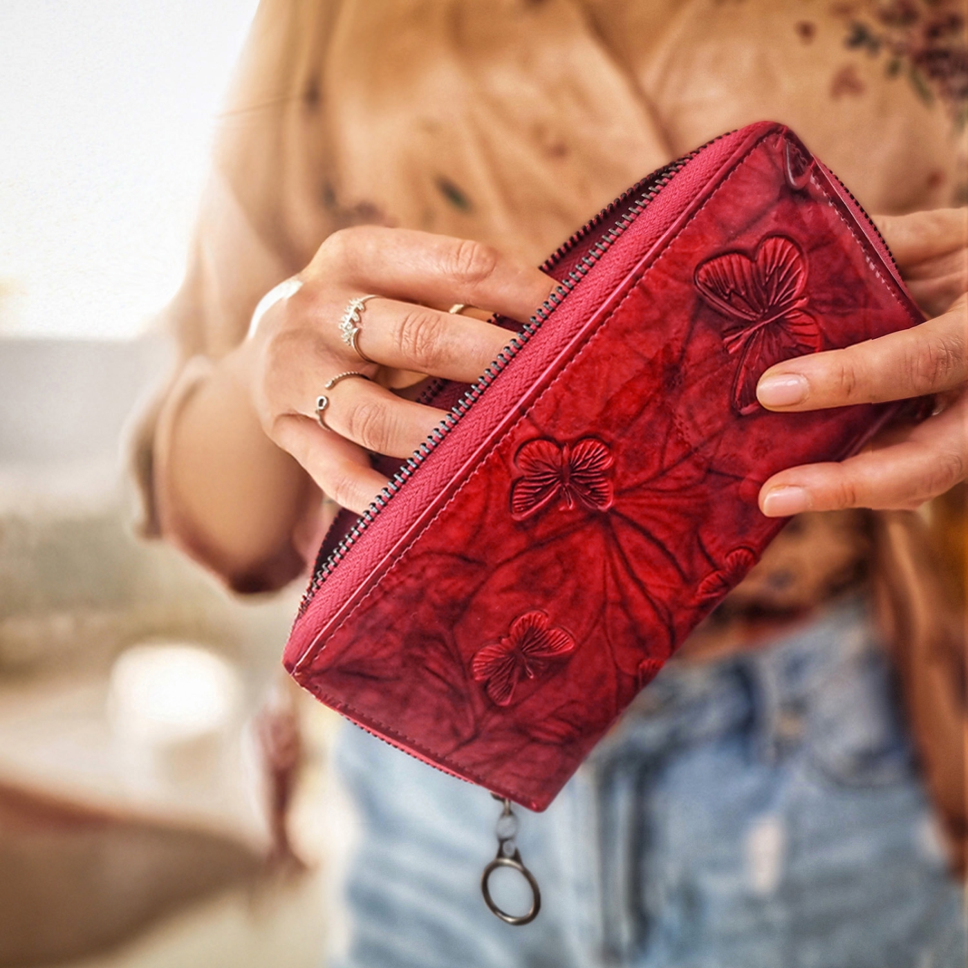 Penál z lakované kůže Carmelo materiál kůže zapínání na zip barva červená velikost velká 2111 M CV Lifestyle
