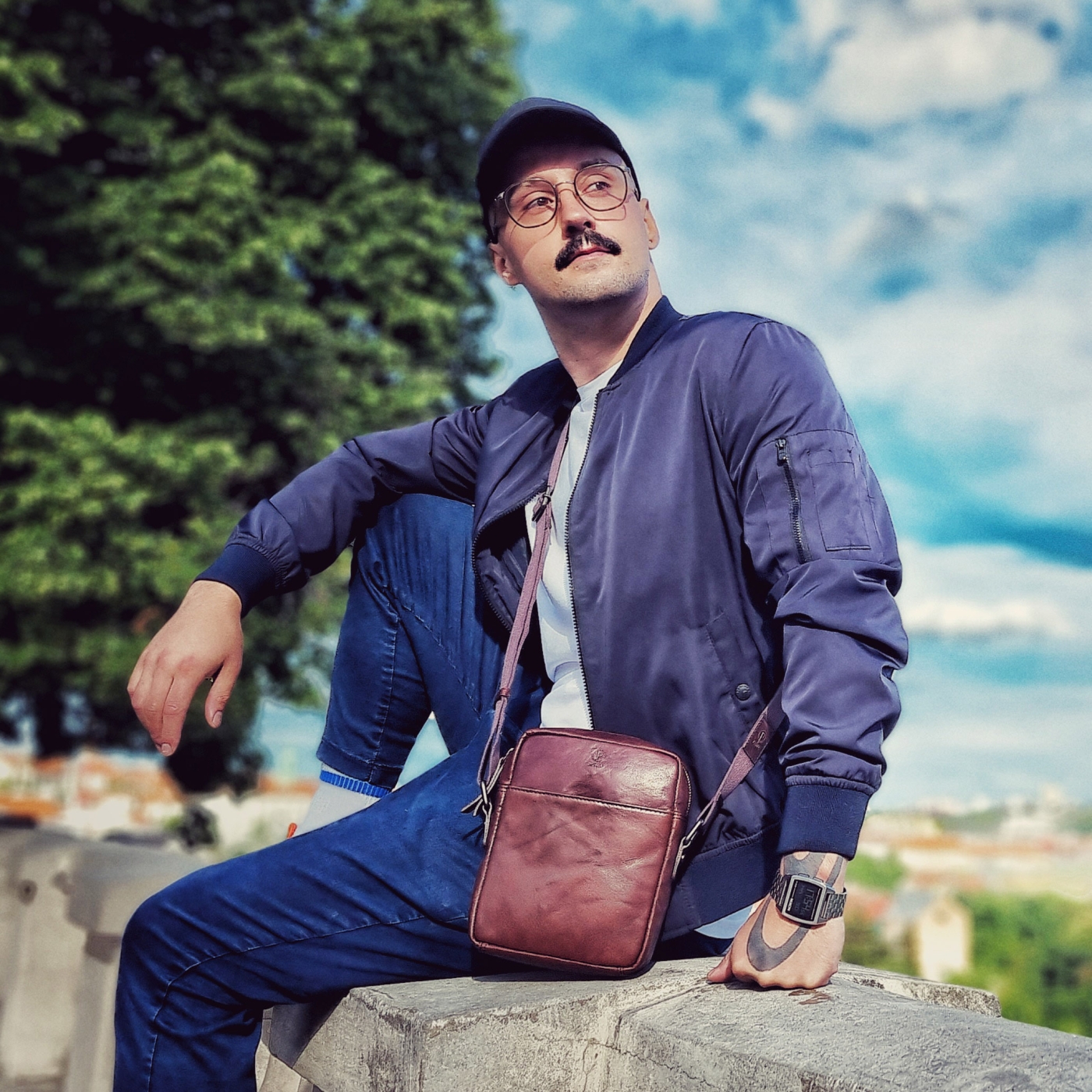 Malá kožená crossbody Poyem materiál kůže zapínání na zip barva hnědá velikost malá 2213 Poyem H Lifestyle