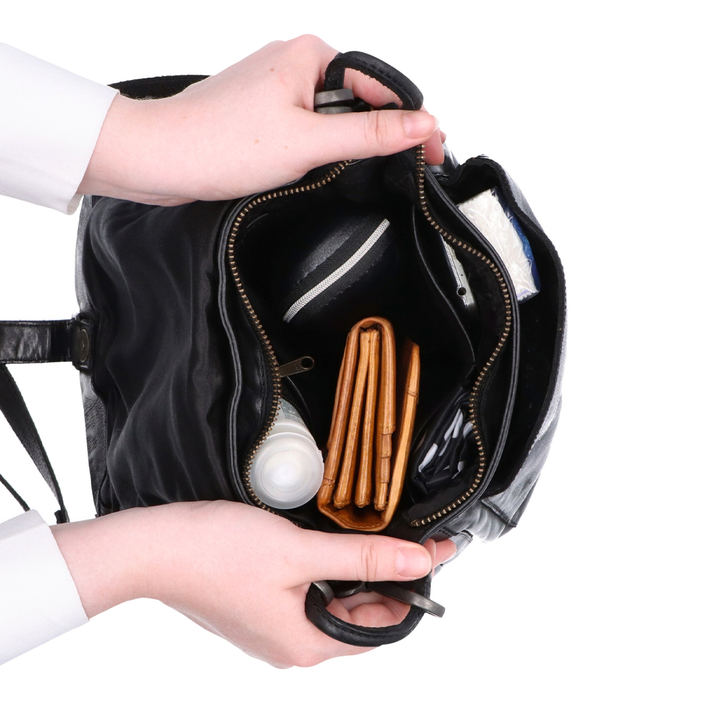 Kožená crossbody kabelka se zdobenou klopou Noelia Bolger materiál kůže zapínání s klopou barva černá velikost střední NB 2030 C Vnitřek