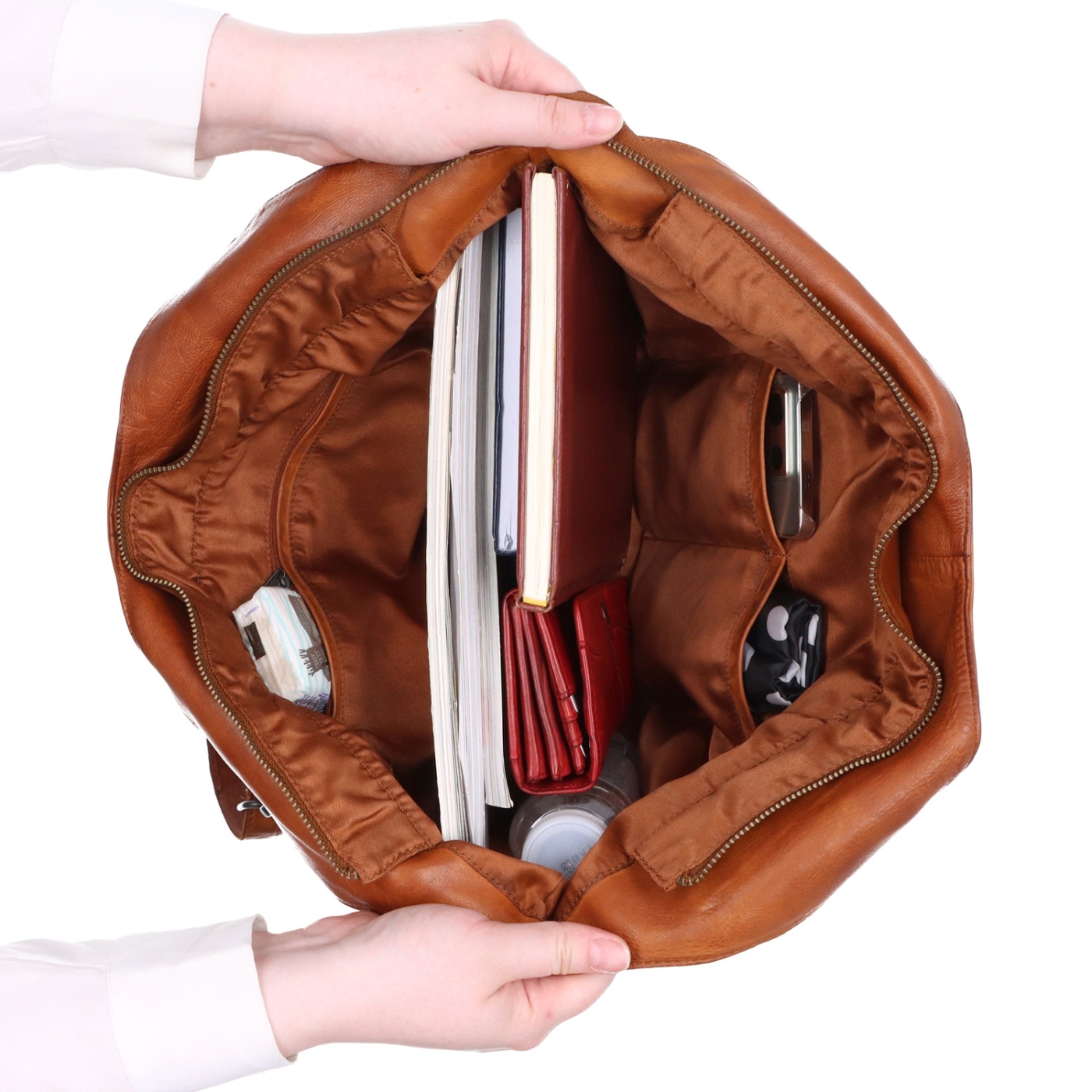 Velká kožená kabelka s uchy a crossbody popruhem Noelia Bolger materiál kůže zapínání na zip barva koňaková velikost velká NB 2429 KO Vnitřek