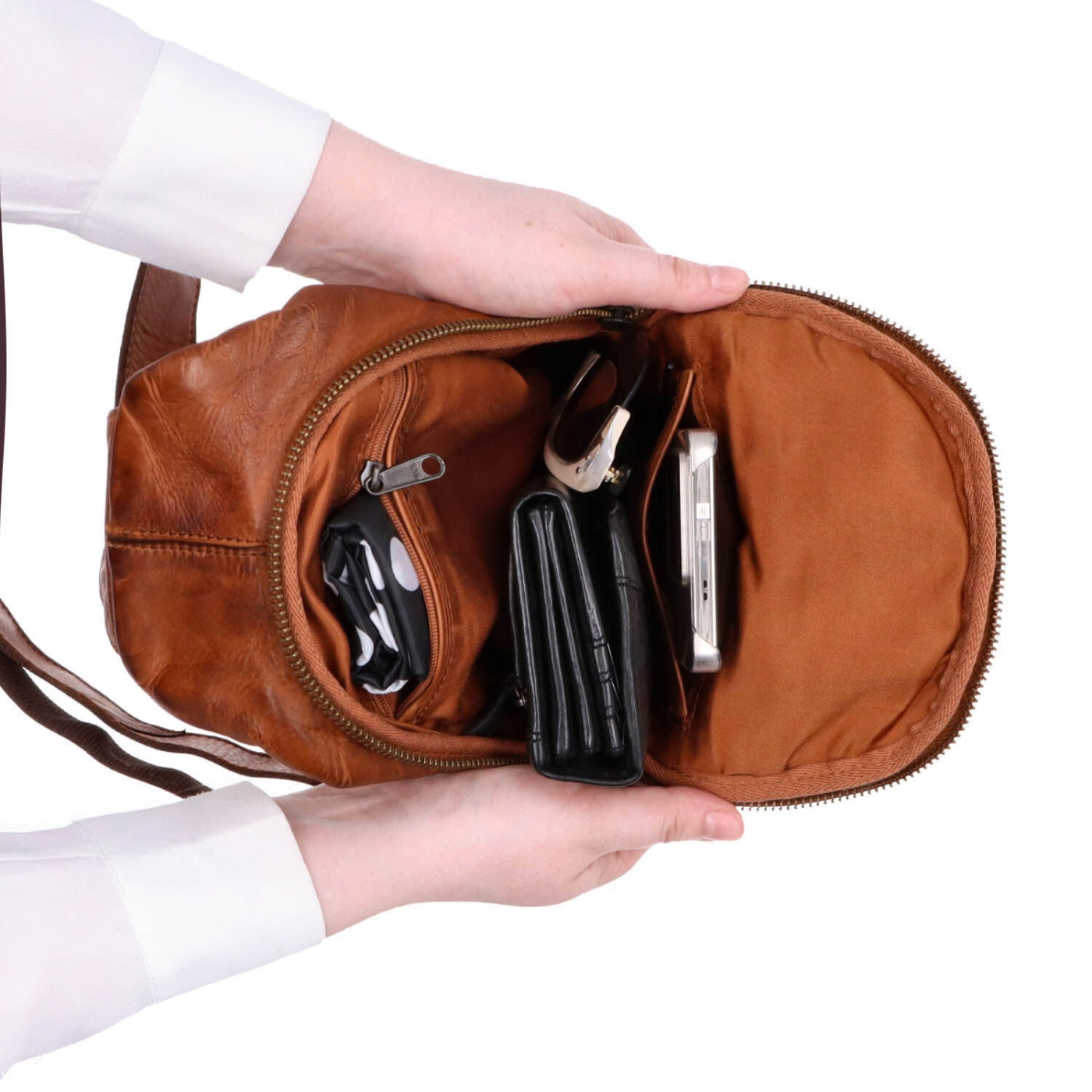 Kožený crossbody bodybag s variabilním nošením Noelia Bolger materiál kůže zapínání na zip barva koňaková velikost malá NB 2034 KO Vnitřek