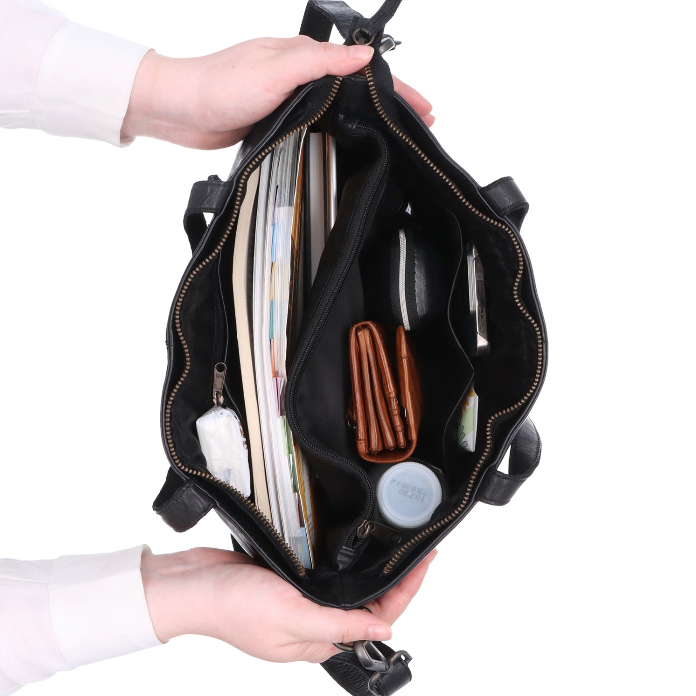 Minimalistická kožená kabelka s uchy a popruhem Noelia Bolger materiál kůže zapínání na zip barva černá velikost střední NB 2428 C Vnitřek
