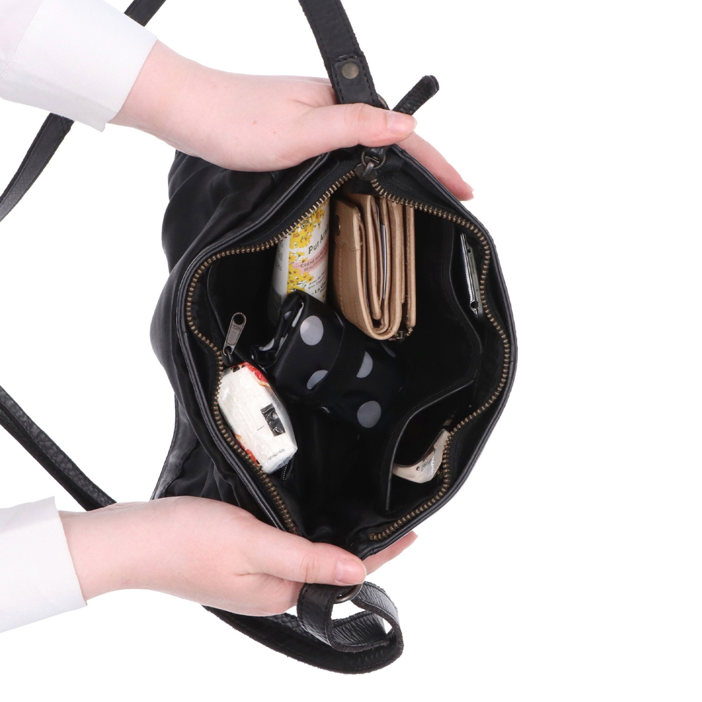 Designová kožená crossbody kabelka s klopou Noelia Bolger materiál kůže zapínání na zip barva černá velikost malá NB 2026 C Vnitřek