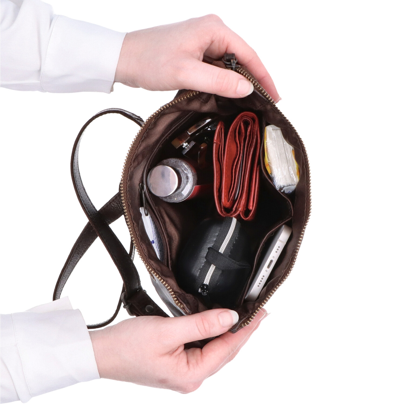 Kožená crossbody kabelka s moderním designem Noelia Bolger materiál kůže zapínání na zip barva hnědá velikost malá NB 2400 H Vnitřek