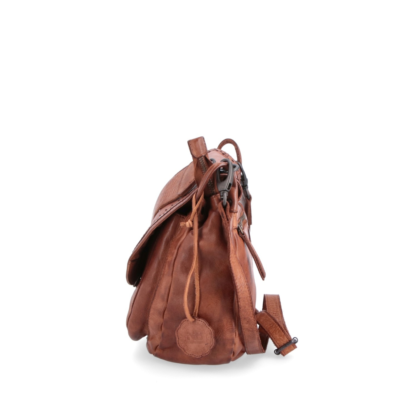 Kožená crossbody kabelka se zdobenou klopou Noelia Bolger materiál kůže zapínání s klopou barva koňaková velikost střední NB 2030 KO Z boku