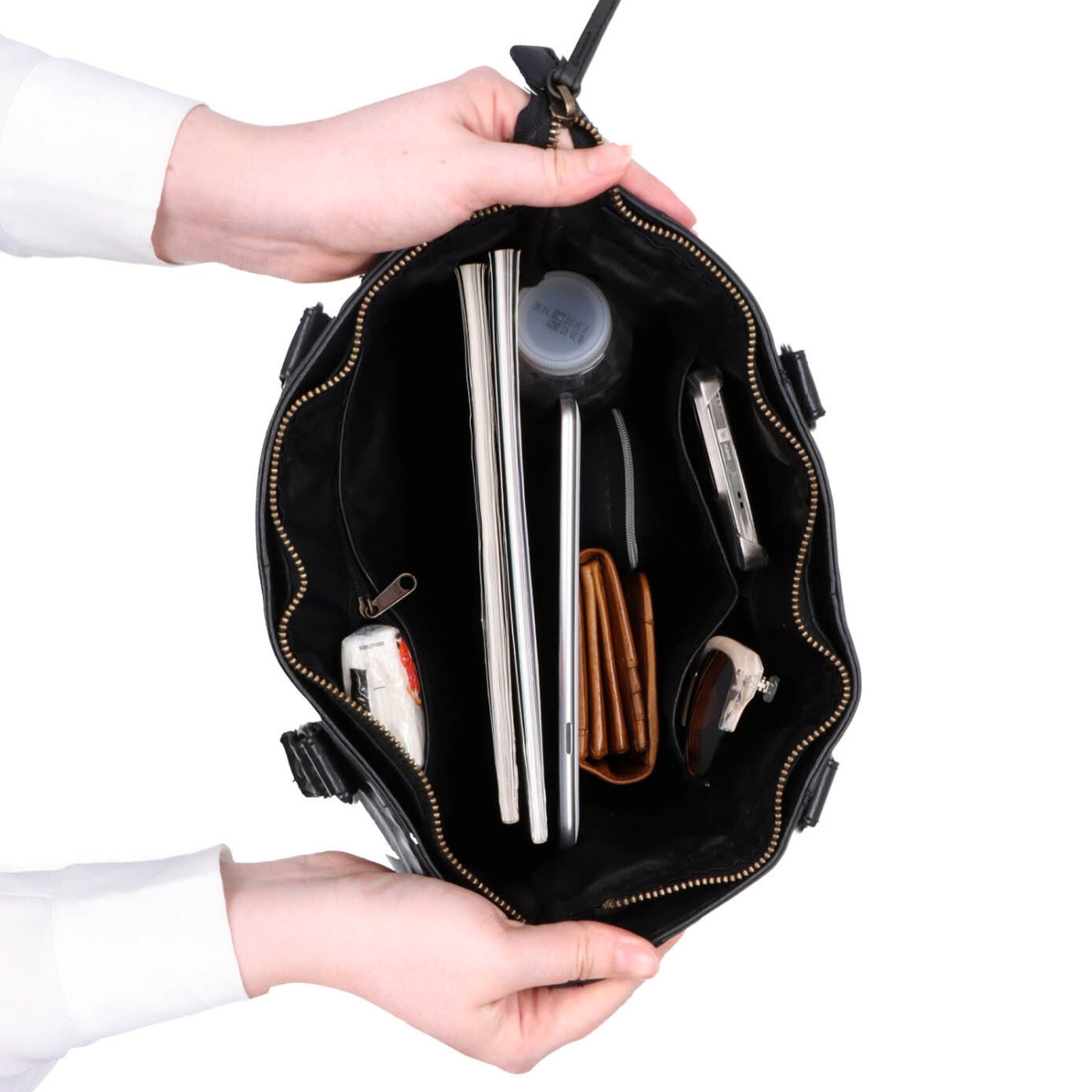 Prošívaná kožená shopper kabelka přes rameno Noelia Bolger materiál kůže zapínání na zip barva černá velikost střední NB 2062 C Vnitřek