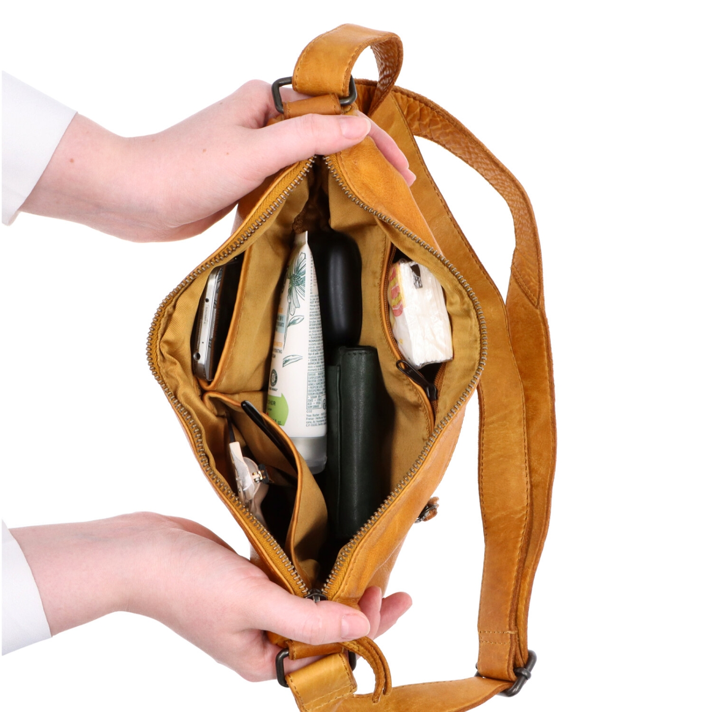 Asymetrická kožená moonbag kabelka Noelia Bolger materiál kůže zapínání na zip barva žlutá velikost malá NB 2413 ZLU Vnitřek