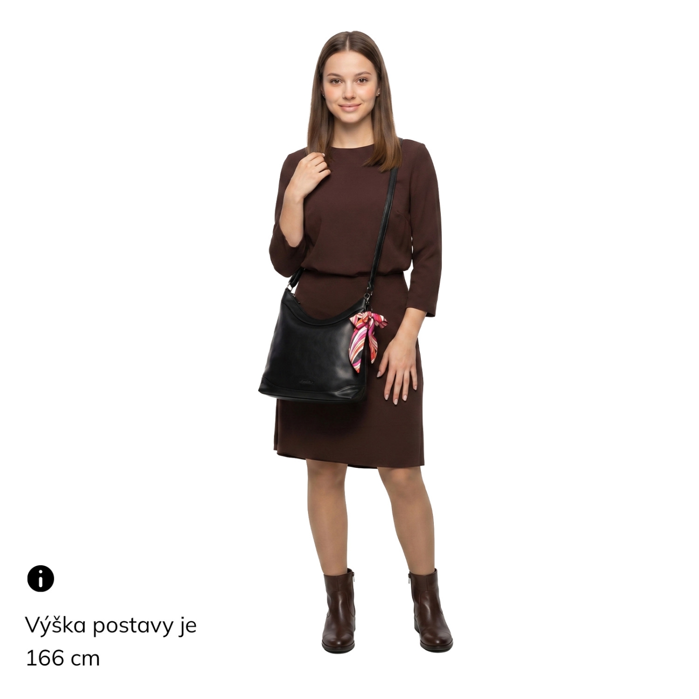 Měkká hobo kabelka s ozdobným šátkem Le Sands materiál syntetická kůže zapínání na zip barva taupe velikost střední 7725 T Na postavě