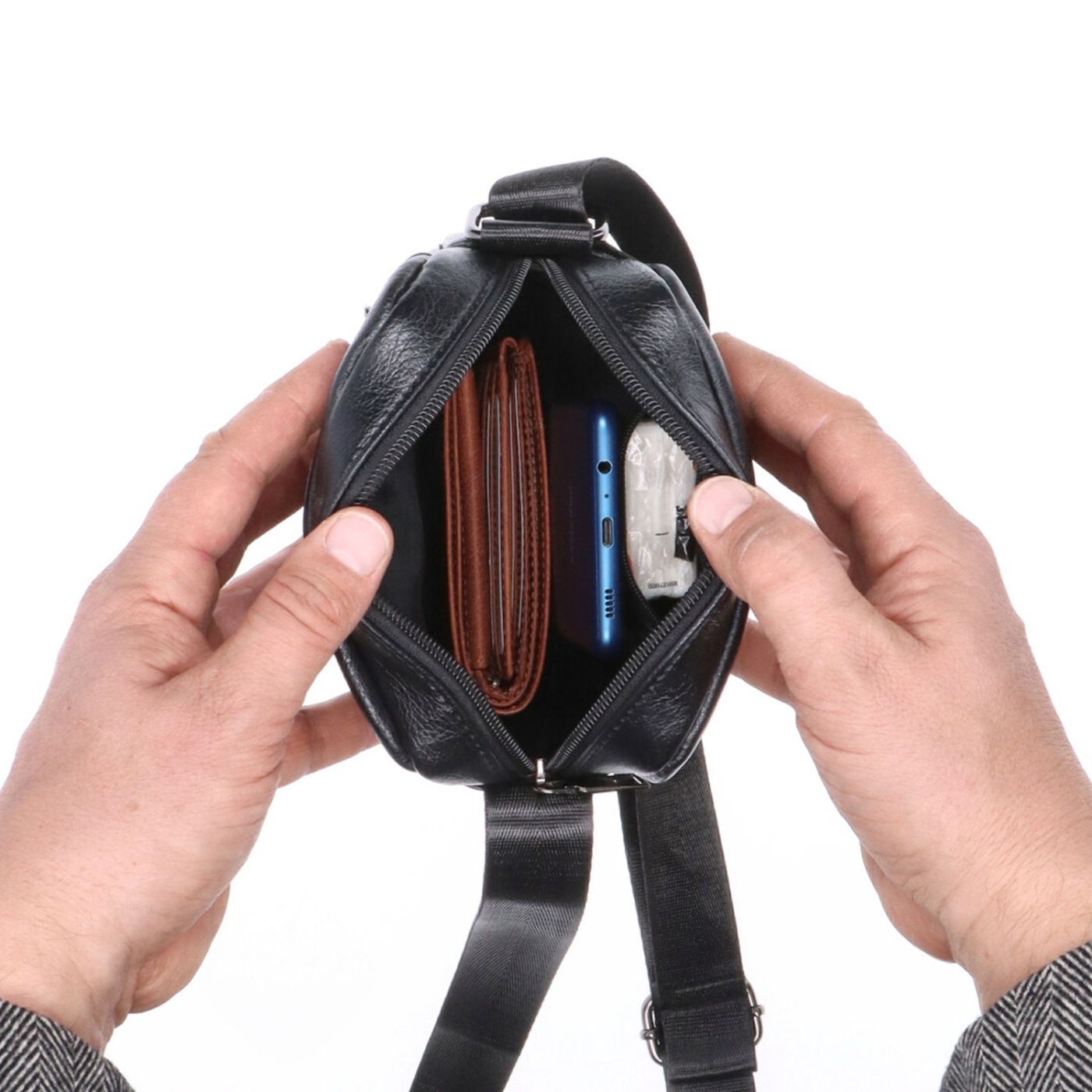 Taška přes rameno Tangerin materiál syntetická kůže zapínání na zip barva černá velikost malá 2320 C Vnitřek