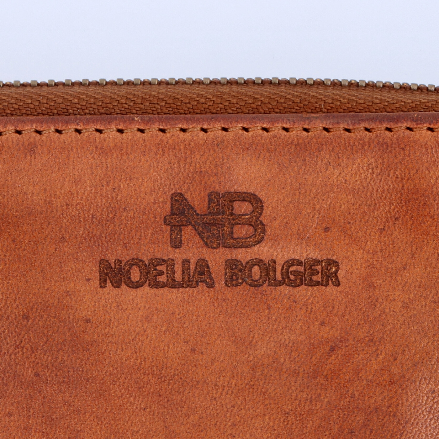 Podlouhlá kožená peněženka s prošíváním Noelia Bolger materiál kůže zapínání na zip barva koňaková velikost velká 5125 NB KO Logo