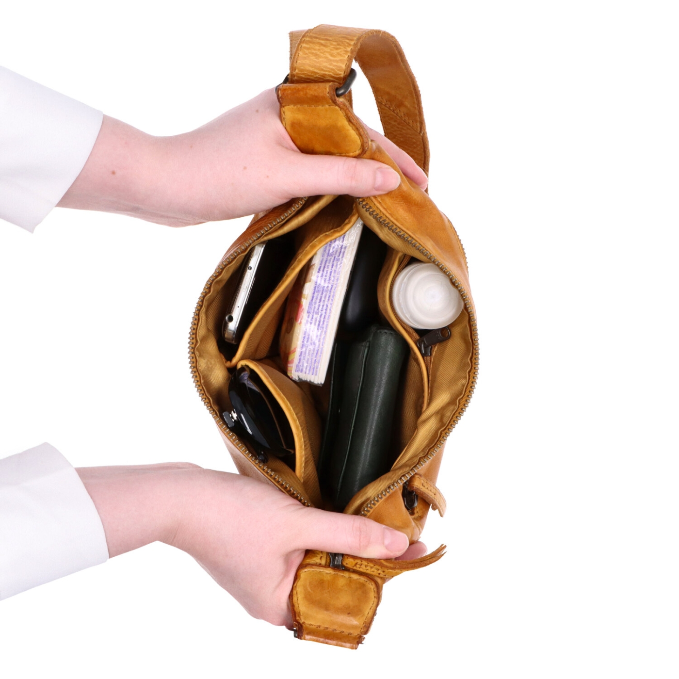 Malá kožená moonbag kabelka Noelia Bolger materiál kůže zapínání na zip barva žlutá velikost malá NB 2411 ZLU Vnitřek