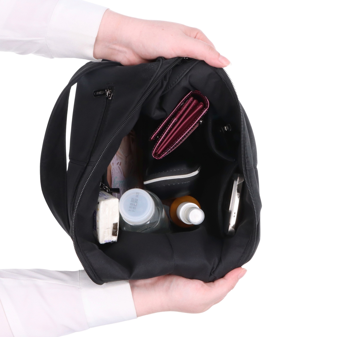 Elegantná kabelka na rameno s ozdobnou karabinou Carmelo materiál syntetická kůže zapínání na zip barva černá velikost střední 4658 C Vnitřek