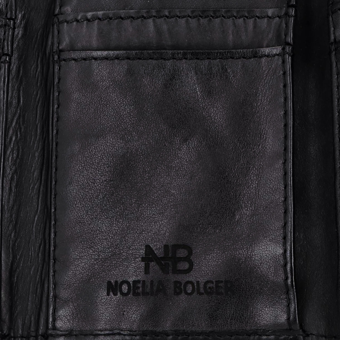 Minimalistická kožená peněženka s prošíváním Noelia Bolger materiál kůže zapínání na cvoček barva černá velikost malá 5129 NB C Logo