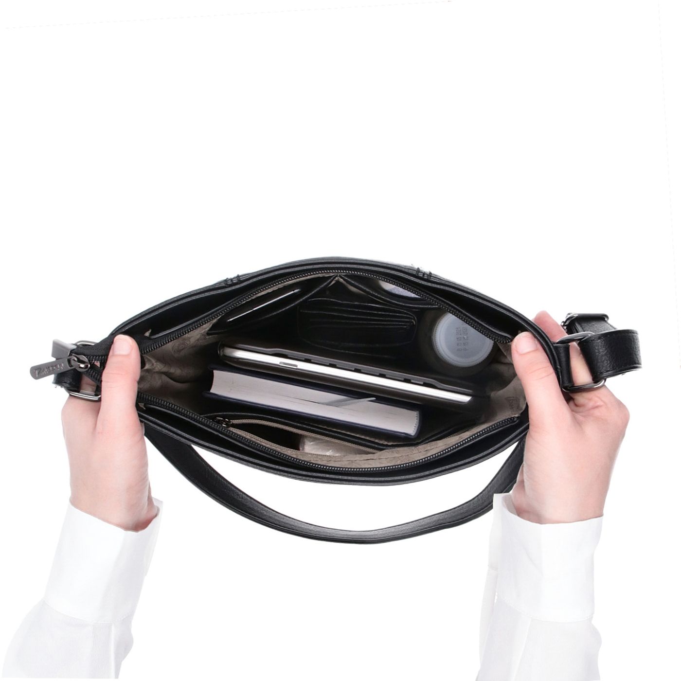 Crossbody kabelka s jednoduchým prošíváním Tangerin materiál syntetická kůže zapínání na zip barva šedá velikost střední 8003 TS Na postavě
