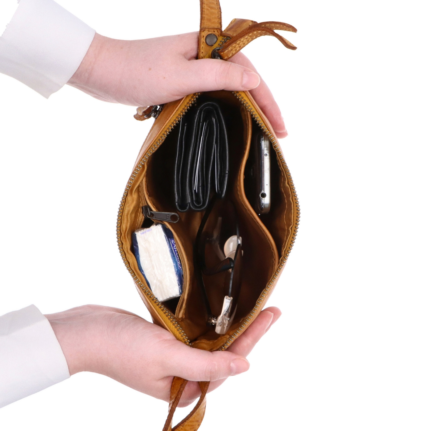 Kožená crossbody s čistými liniemi Noelia Bolger materiál kůže zapínání na zip barva žlutá velikost malá NB 2414 ZLU Vnitřek