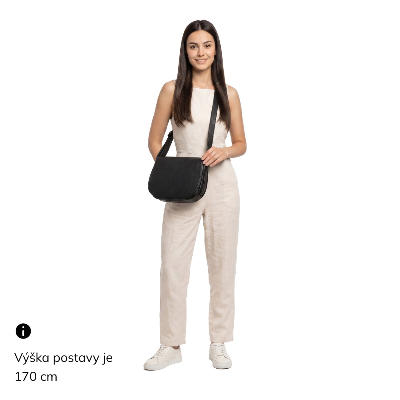 Elegantní dámská kabelka přes rameno s klopou Carmelo materiál syntetická kůže zapínání na zip barva černá velikost střední 4394 C Na postavě