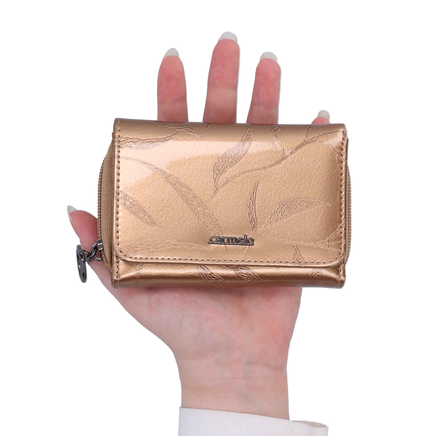 Elegantní lakovaná kožená peněženka Carmelo materiál kůže zapínání na zip barva metalická velikost malá 2105 L ZL V ruce