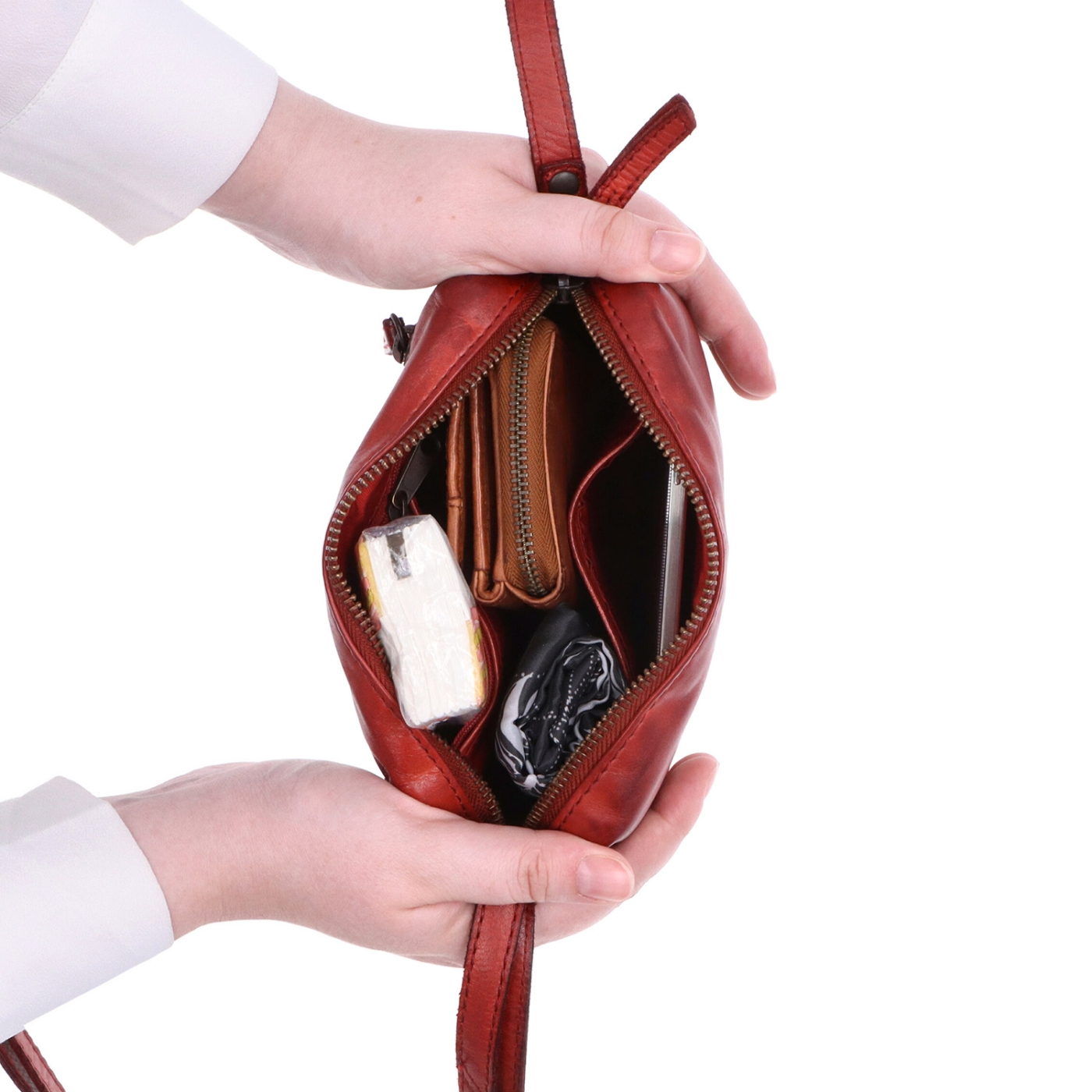 Minimalistická kožená crossbody kabelka Noelia Bolger materiál kůže zapínání na zip barva červená velikost malá NB 2417 CV Vnitřek
