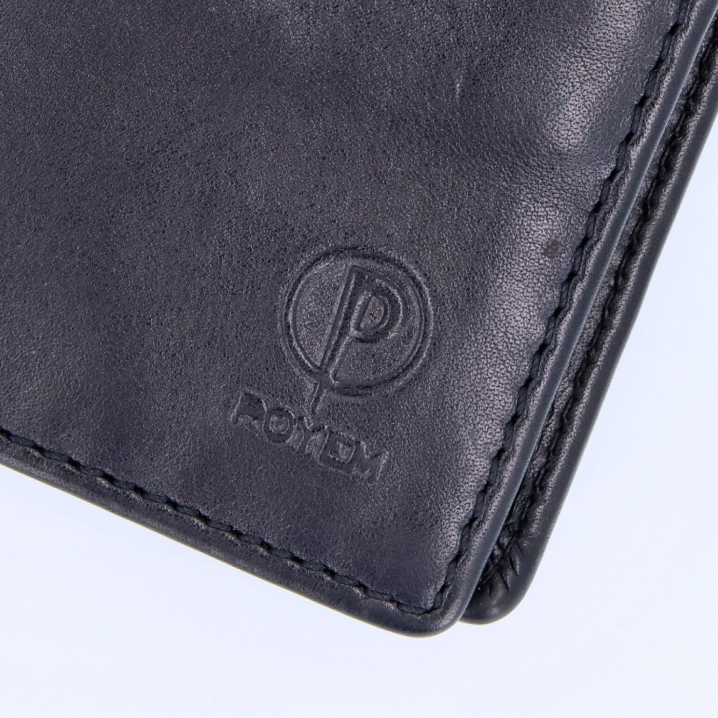 Praktická kompaktní peněženka z pravé kůže Poyem materiál kůže zapínání Bez zapínání barva černá velikost malá 5243 Poyem C Logo