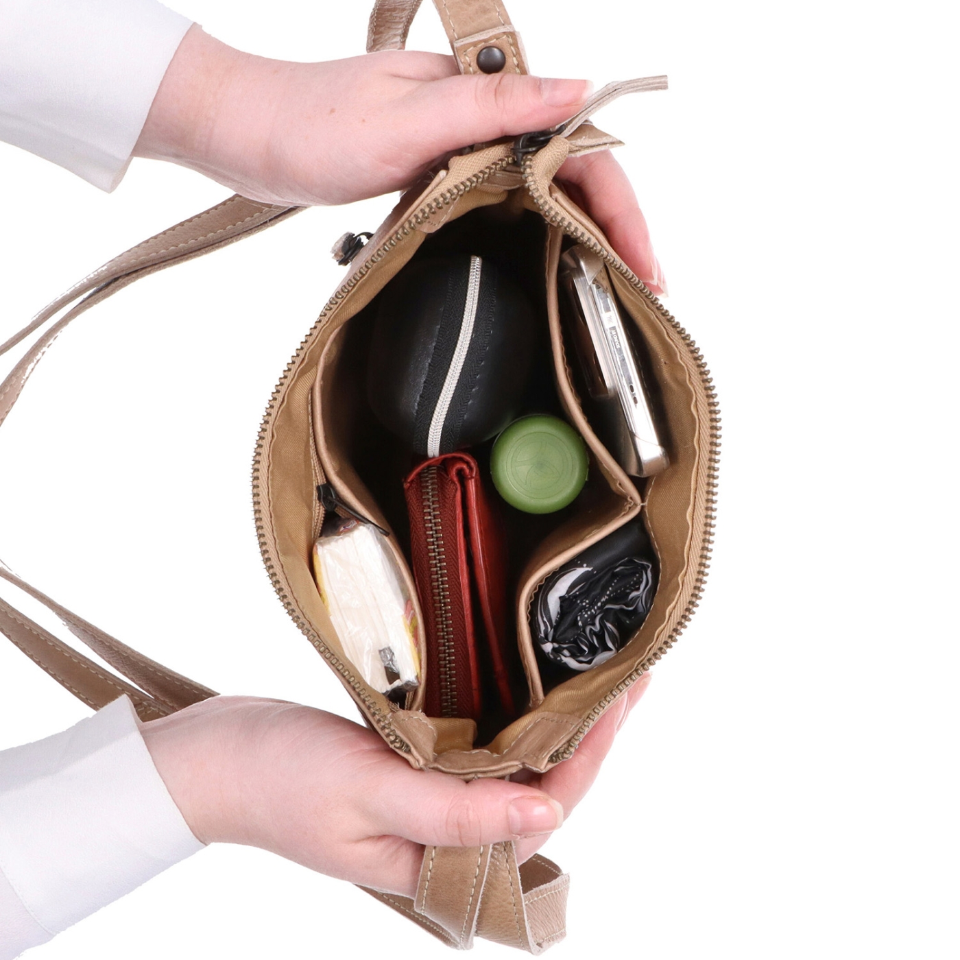 Kožená crossbody kabelka s moderním designem Noelia Bolger materiál kůže zapínání na zip barva béžová velikost malá NB 2400 BE Vnitřek