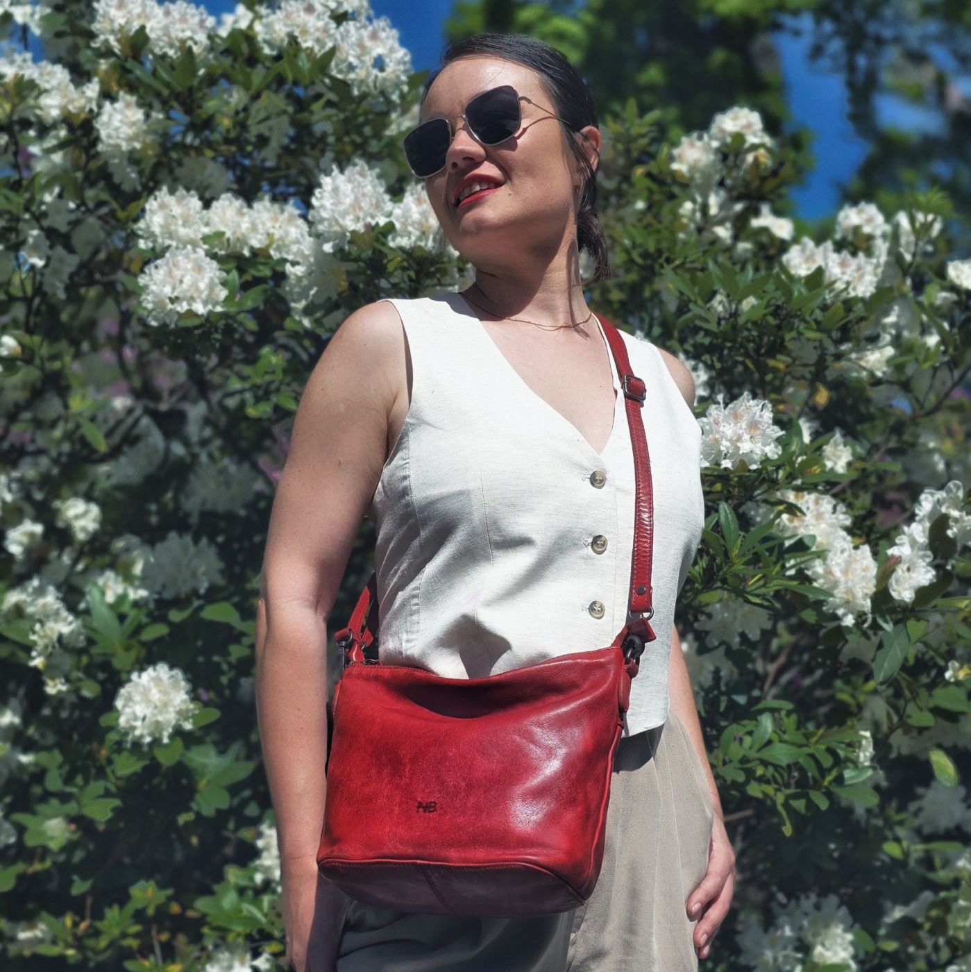 Menší kožená kabelka s popruhem a uchem Noelia Bolger materiál kůže zapínání na zip barva červená velikost malá NB 2409 CV Lifestyle