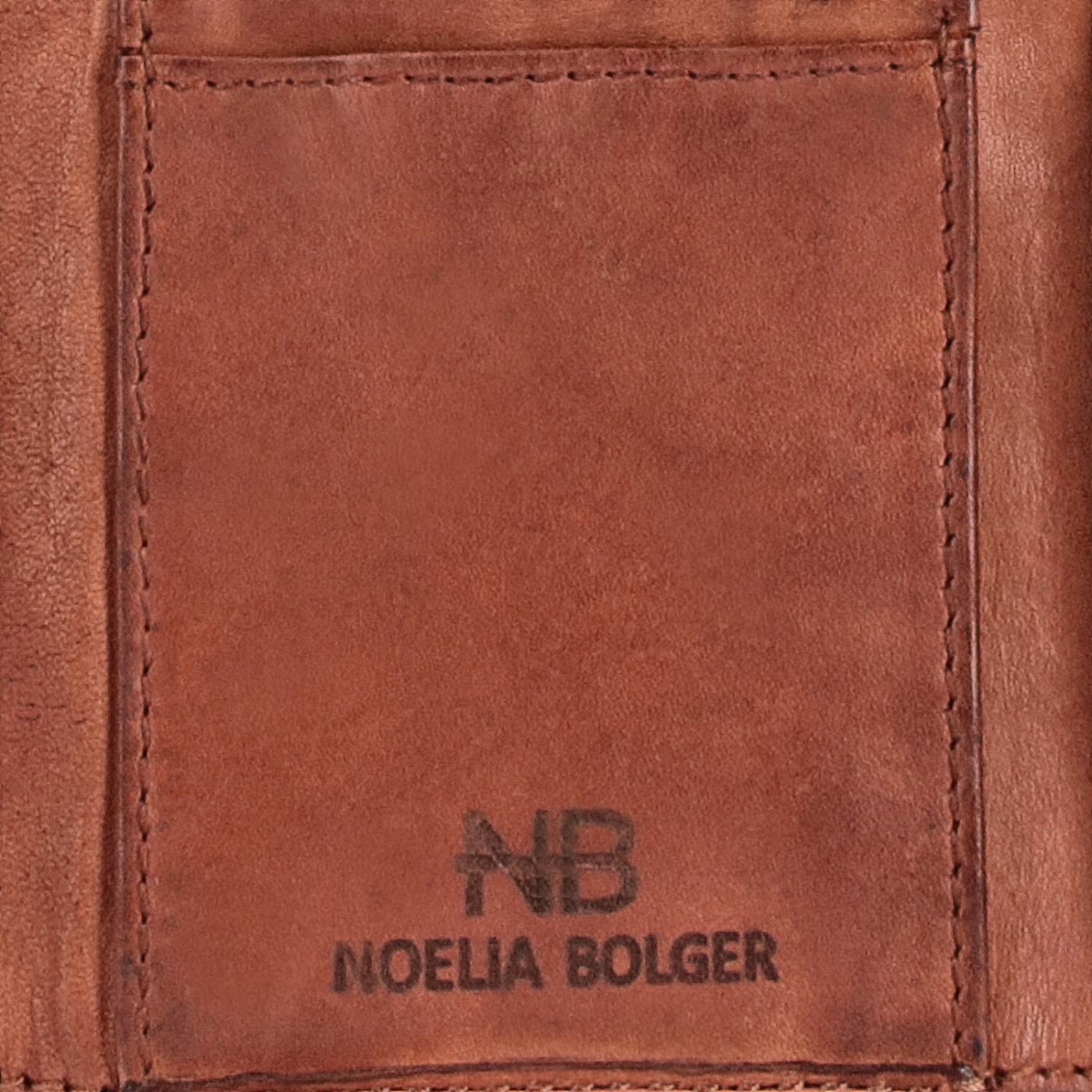 Malá kožená peněženka v boho stylu Noelia Bolger materiál kůže zapínání na cvoček barva koňaková velikost malá 5124 NB KO Logo