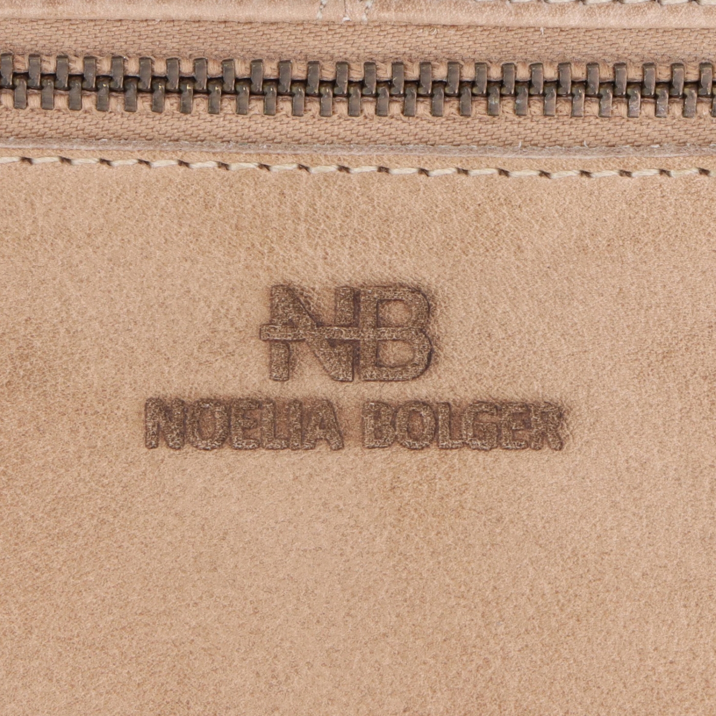 Dlouhá kožená peněženka s prošitím Noelia Bolger materiál kůže zapínání na cvoček barva béžová velikost velká 5126 NB BE Logo