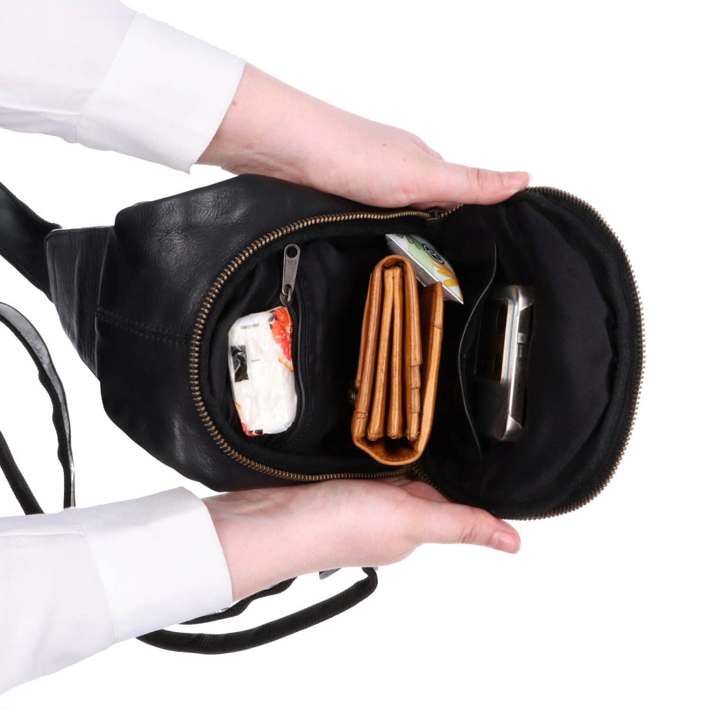 Kožený crossbody bodybag s variabilním nošením Noelia Bolger materiál kůže zapínání na zip barva černá velikost malá NB 2034 C Vnitřek