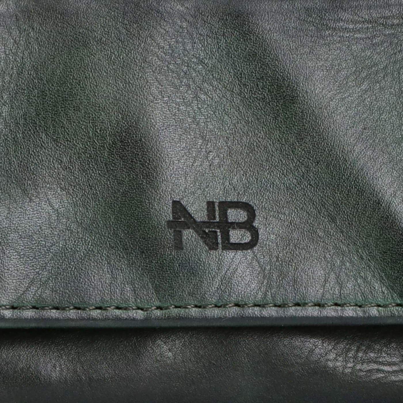 Malá kožená peněženka s čistým designem Noelia Bolger materiál kůže zapínání na cvoček barva zelená velikost malá 5134 NB ZE Logo