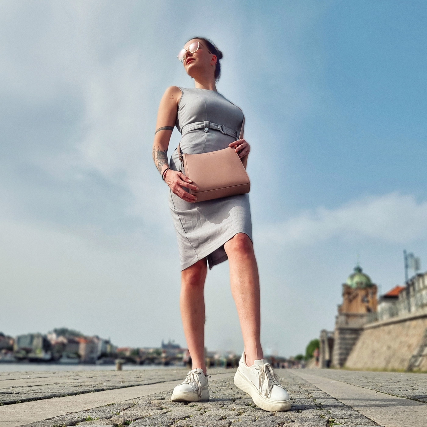 Kožená kabelka crossbody Noelia Bolger Noelia Bolger materiál kůže zapínání na zip barva nude velikost malá NB 0097 N Lifestyle