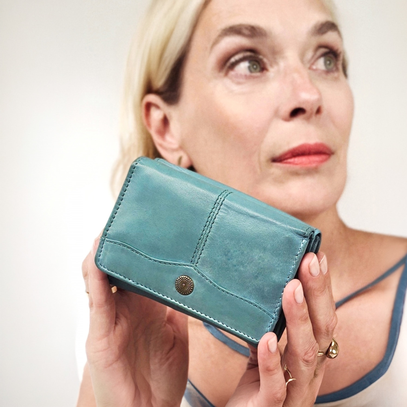 Minimalistická kožená peněženka s prošíváním Noelia Bolger materiál kůže zapínání na cvoček barva tyrkysová velikost malá 5129 NB TYR Lifestyle