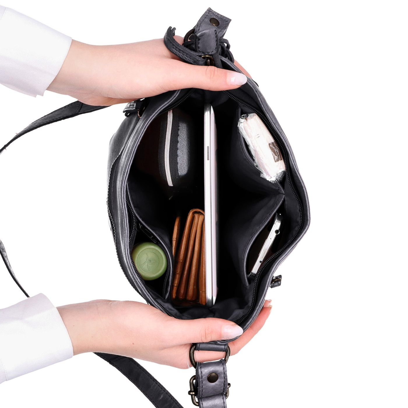 Kožená vintage crossbody s kapsami Noelia Bolger materiál kůže zapínání na zip barva černá velikost střední NB 2006 C Vnitřek