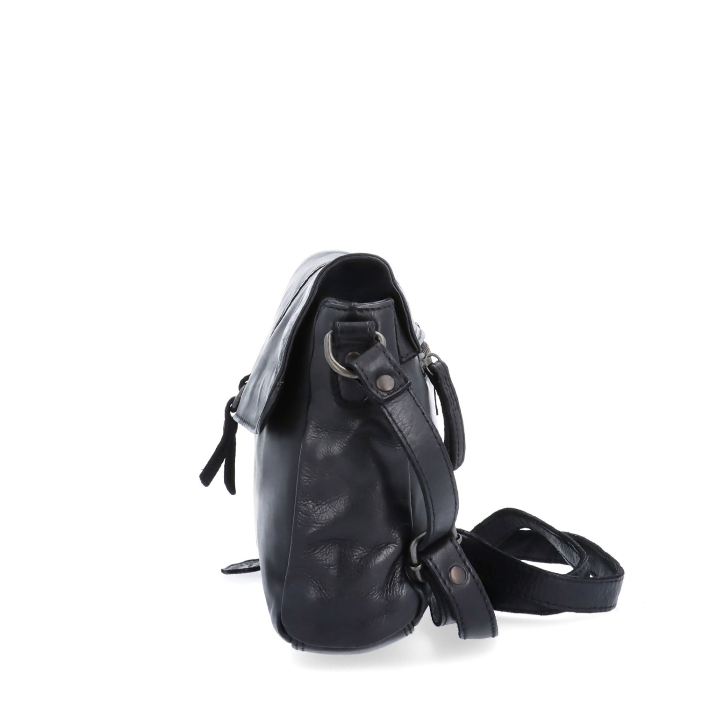Kožená crossbody kabelka s klopou Noelia Bolger materiál kůže zapínání s klopou barva černá velikost střední NB 2416 C Z boku