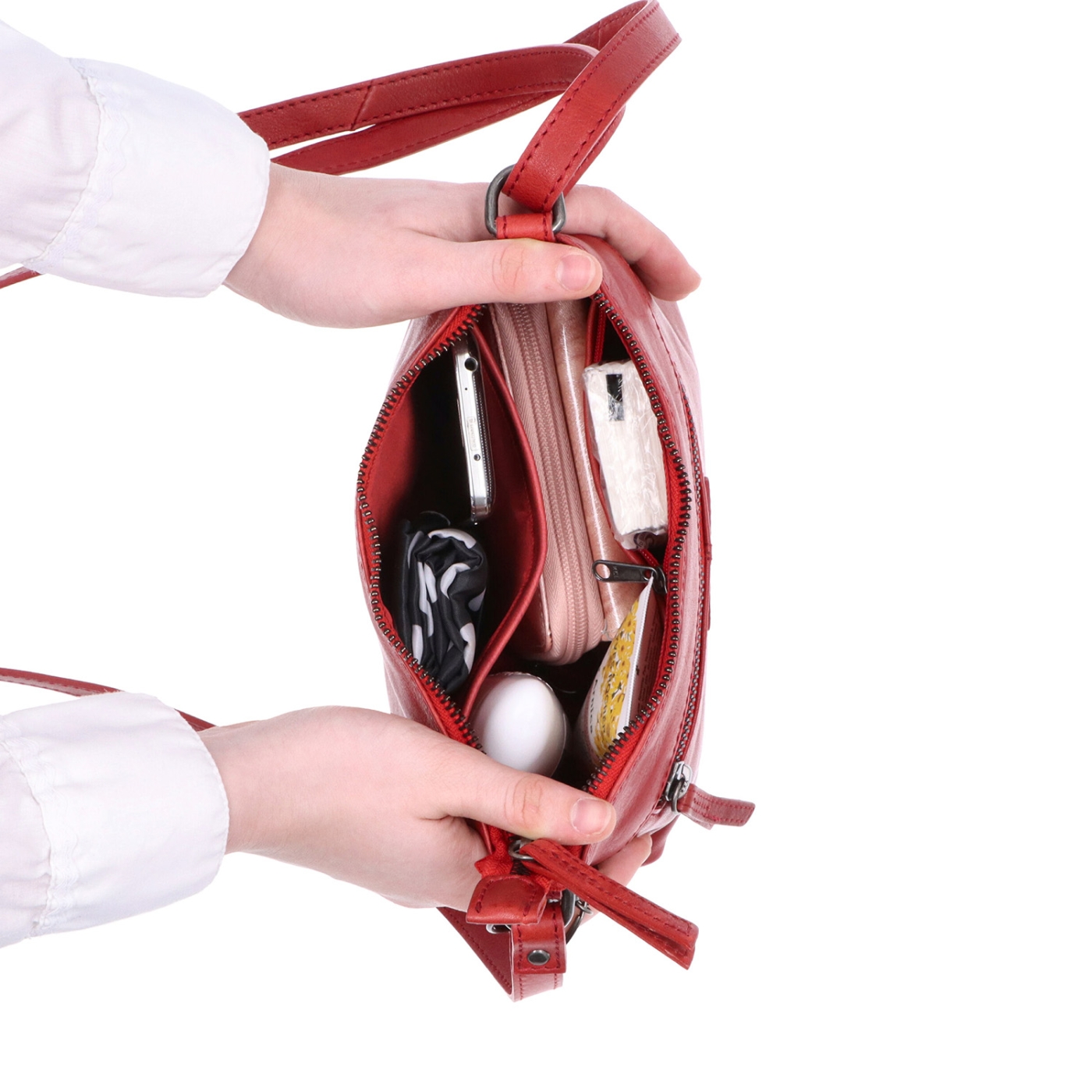 Malá kožená kabelka s přívěskem Noelia Bolger materiál kůže zapínání na zip barva červená velikost malá NB 3101 CV Vnitřek