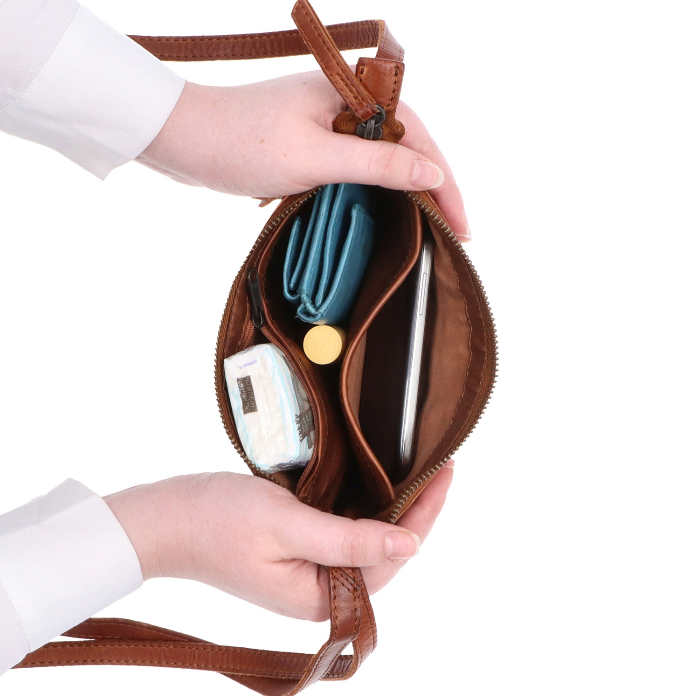 Malá elegantní kožená crossbody kabelka Noelia Bolger materiál kůže zapínání na zip barva koňaková velikost malá NB 2420 KO Vnitřek