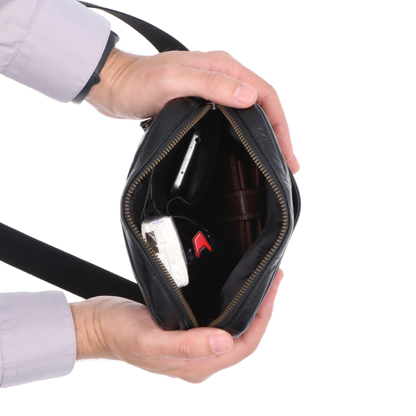 Kožená crossbody taška Poyem materiál kůže barva černá velikost malá 2200 Poyem C Vnitřek