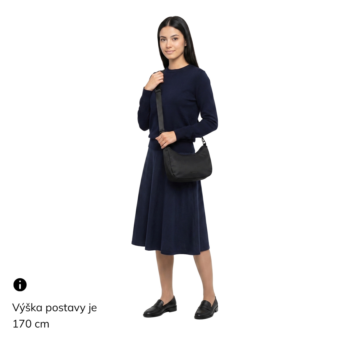 Malá kabelka se zaobleným tvarem Carmelo materiál nylon zapínání na zip barva černá velikost malá 6602 C LE Na postavě